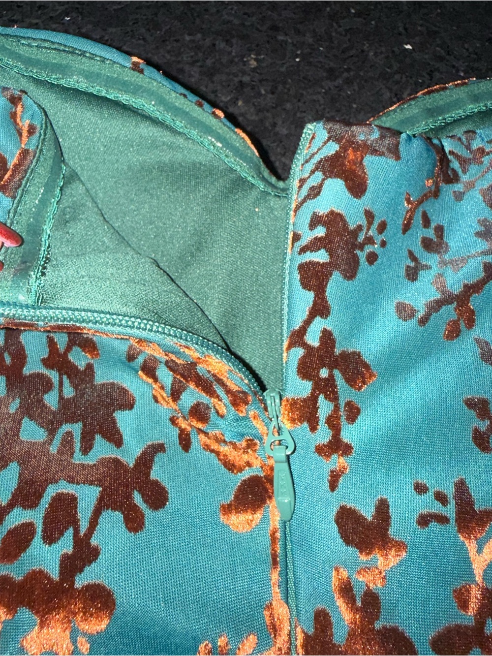 UEC “THE TEALIGHT” Off-Shoulder Green & VELVET Copper Floral Maxi Dress SZ 4 - Picture 11 of 17